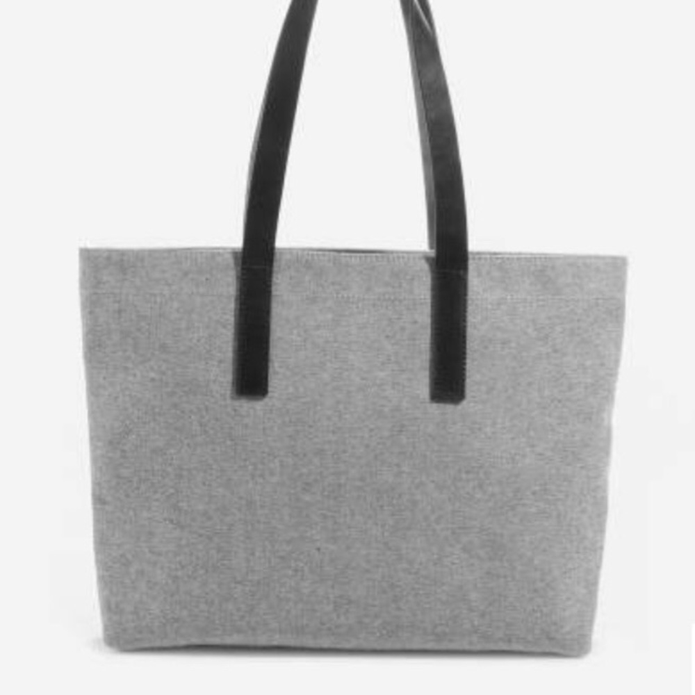 THE TWILL ZIP TOTE BY EVERLANE IN REVERSE DENIM